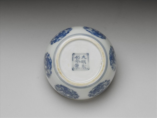 青花團夔龍紋杯