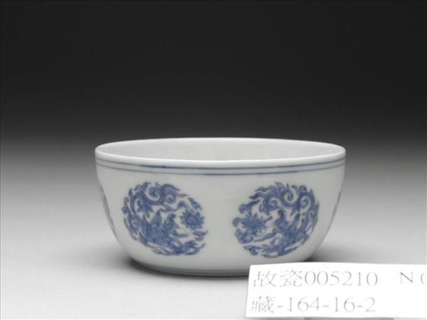 青花團夔龍紋杯