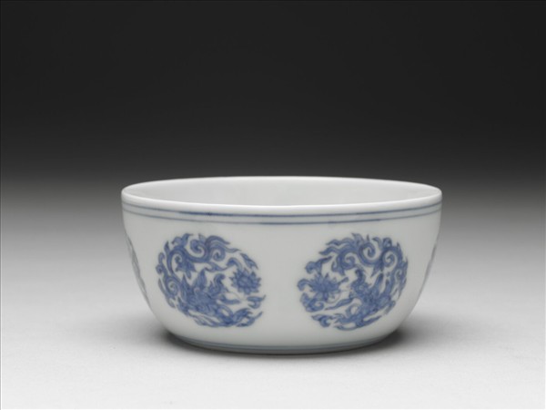 青花團夔龍紋杯