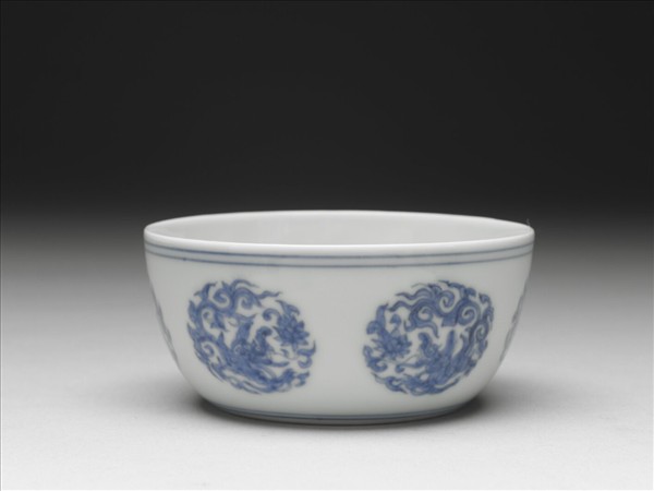 青花團夔龍紋杯