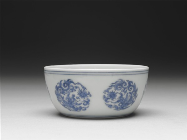 青花團夔龍紋杯