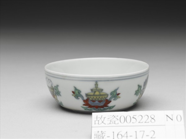 鬥彩蓮托五珍寶紋杯