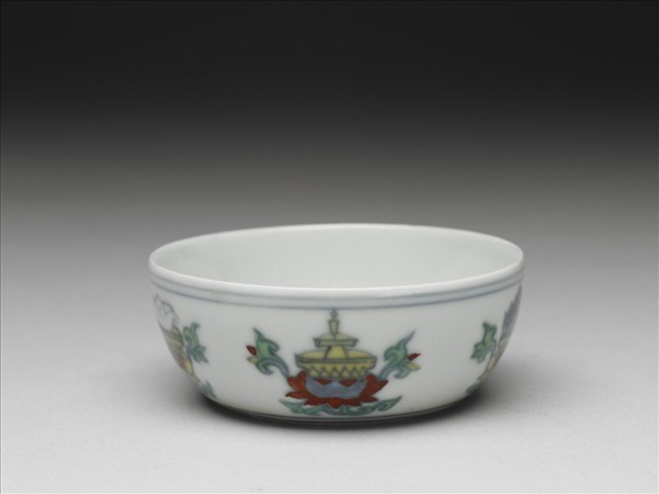 鬥彩蓮托五珍寶紋杯