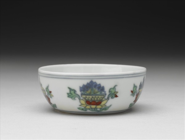 鬥彩蓮托五珍寶紋杯