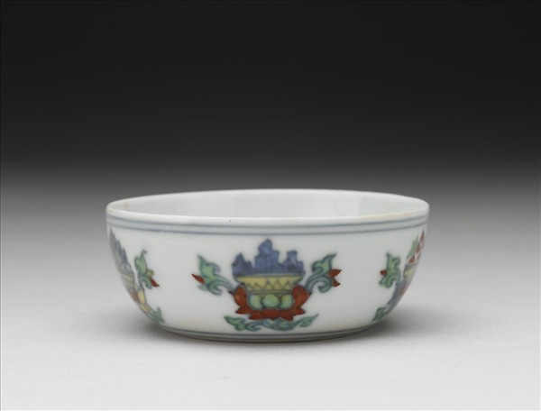 鬥彩蓮托五珍寶紋杯