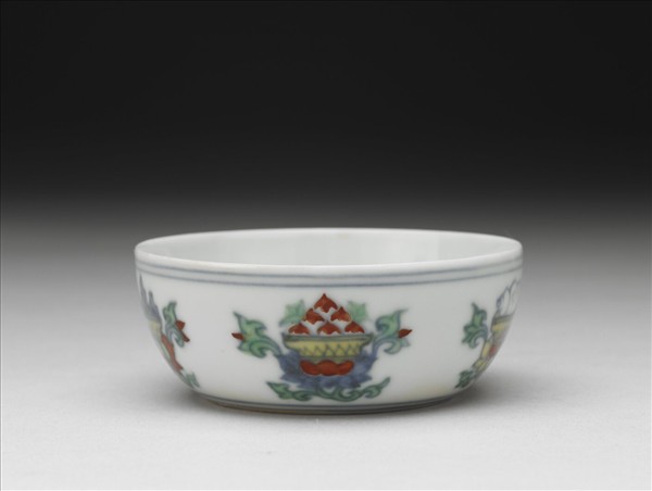 鬥彩蓮托五珍寶紋杯