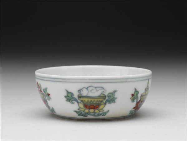 鬥彩蓮托五珍寶紋杯