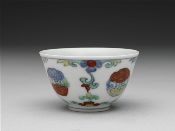 鬥彩團雲花卉紋杯