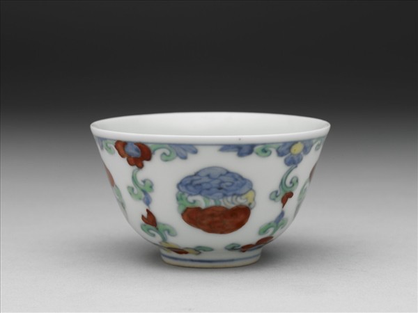 鬥彩團雲花卉紋杯