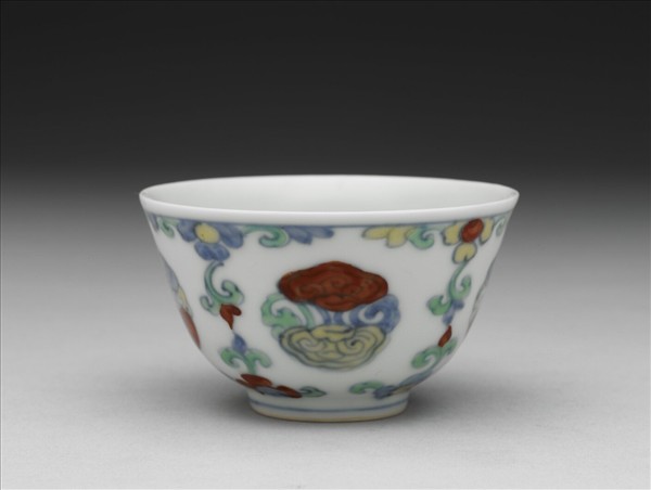 鬥彩團雲花卉紋杯