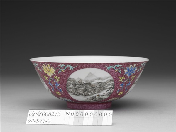 琺瑯彩洋紅地開光四季山水圖碗