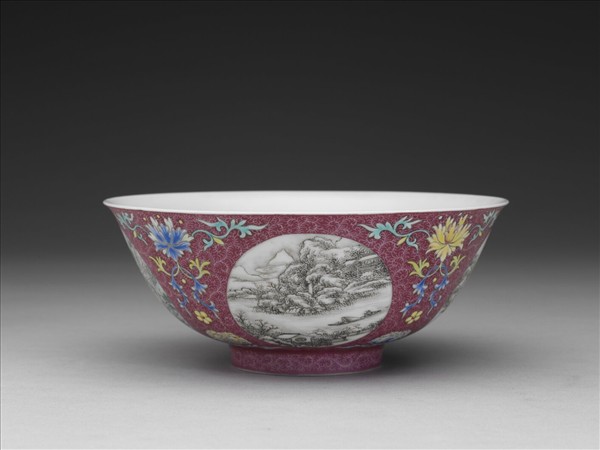 琺瑯彩洋紅地開光四季山水圖碗