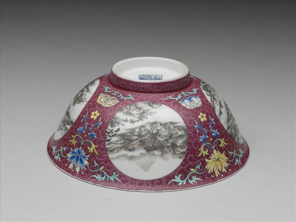 琺瑯彩洋紅地開光四季山水圖碗