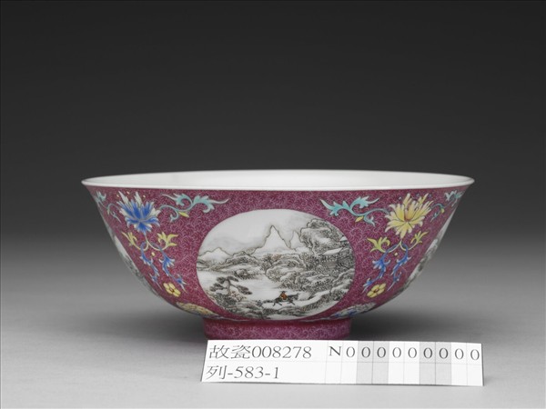 琺瑯彩洋紅地開光四季山水圖碗