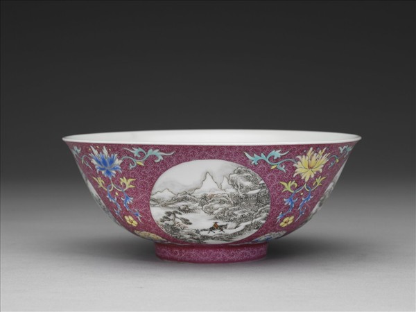 琺瑯彩洋紅地開光四季山水圖碗
