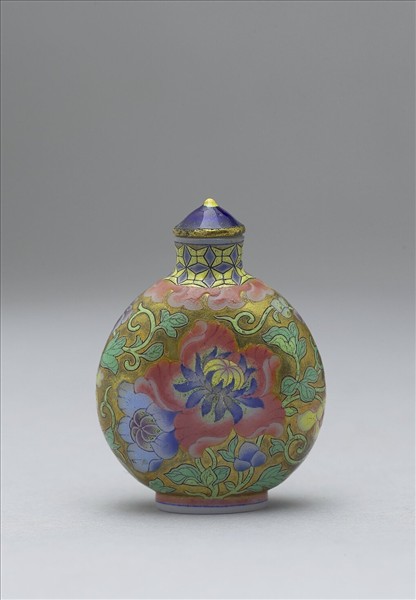 玻璃胎畫琺瑯金地西番蓮紋鼻煙壺