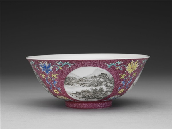琺瑯彩洋紅地開光四季山水圖碗