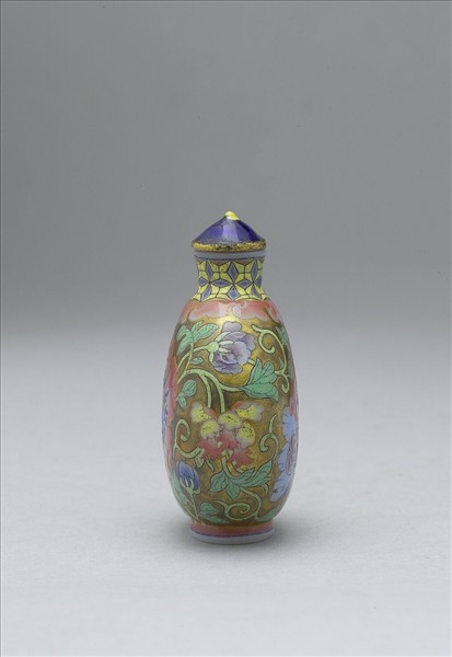 玻璃胎畫琺瑯金地西番蓮紋鼻煙壺