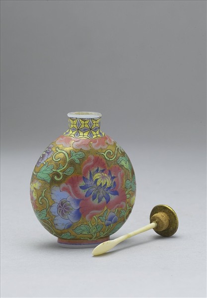 玻璃胎畫琺瑯金地西番蓮紋鼻煙壺