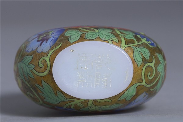 玻璃胎畫琺瑯金地西番蓮紋鼻煙壺