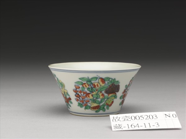 鬥彩四季團花果紋杯