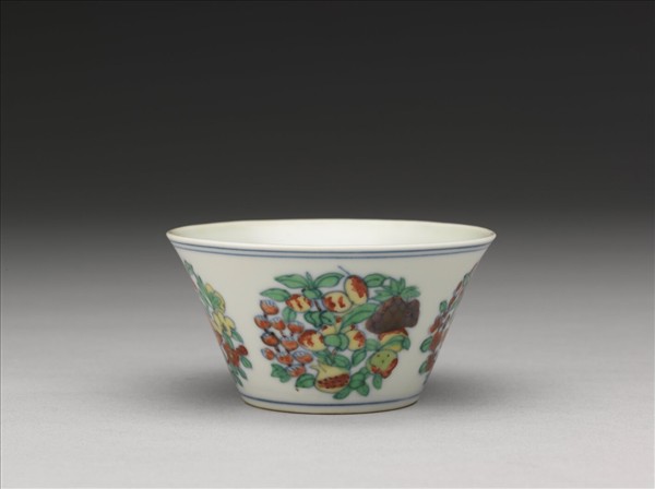 鬥彩四季團花果紋杯