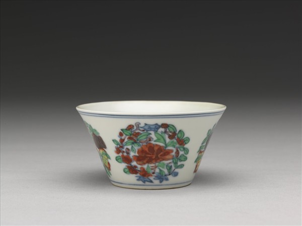 鬥彩四季團花果紋杯