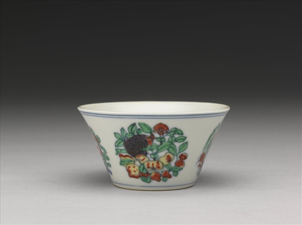 鬥彩四季團花果紋杯