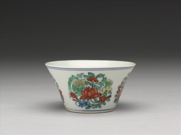 鬥彩四季團花果紋杯