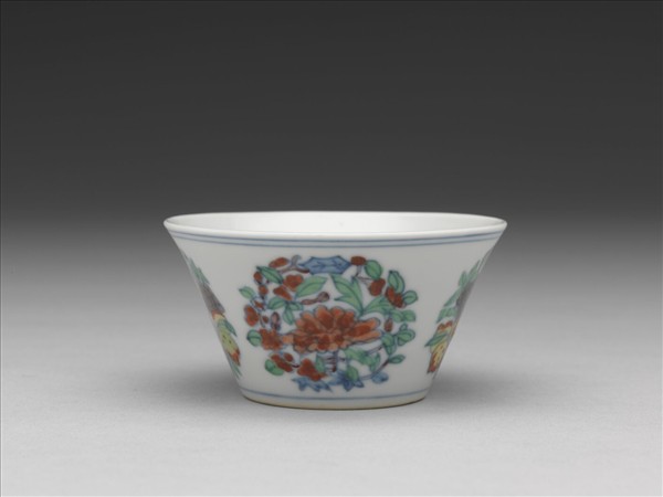 鬥彩四季團花果紋杯