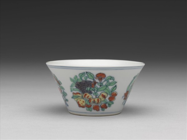 鬥彩四季團花果紋杯