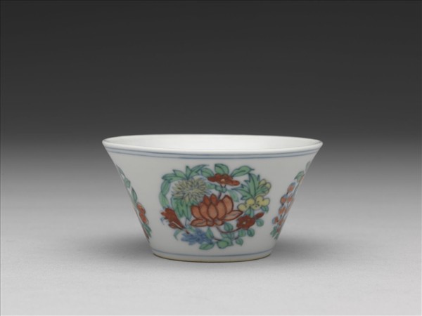 鬥彩四季團花果紋杯