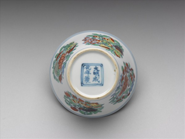 鬥彩四季團花果紋杯