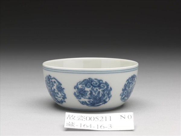 青花團夔龍紋杯