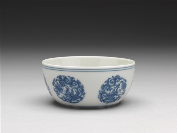 青花團夔龍紋杯