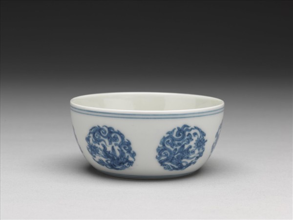 青花團夔龍紋杯