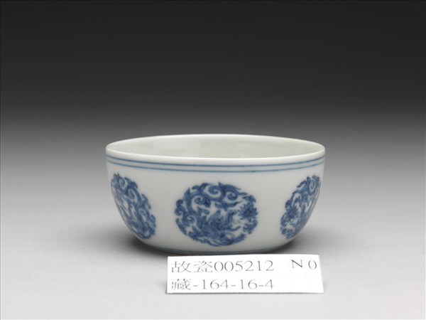 青花團夔龍紋杯