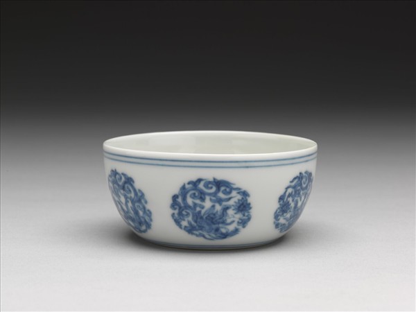 青花團夔龍紋杯