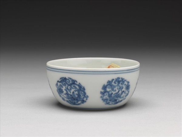 青花團夔龍紋杯