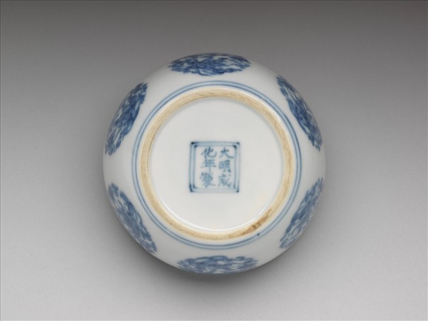 青花團夔龍紋杯