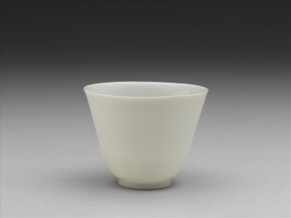 甜白釉雙龍紋杯