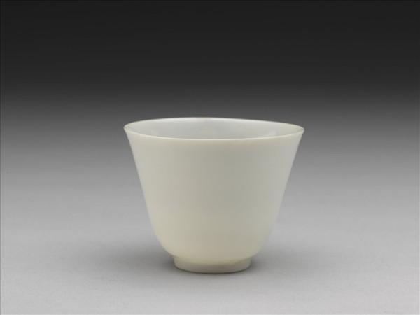 甜白釉雙龍紋杯