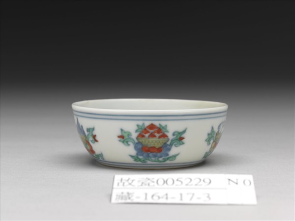 鬥彩蓮托五珍寶紋杯