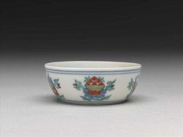 鬥彩蓮托五珍寶紋杯