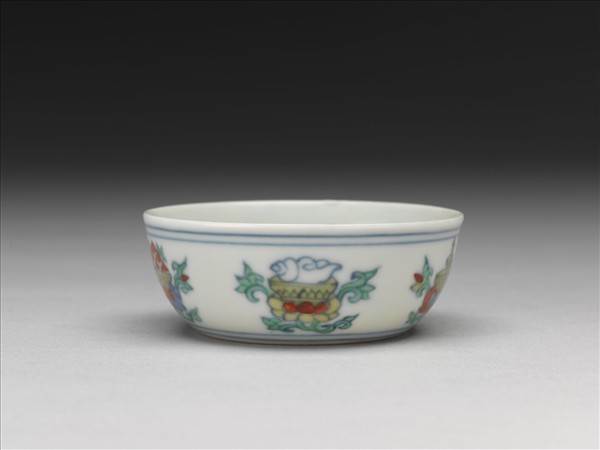 鬥彩蓮托五珍寶紋杯