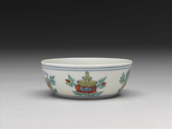 鬥彩蓮托五珍寶紋杯