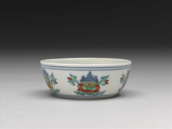 鬥彩蓮托五珍寶紋杯