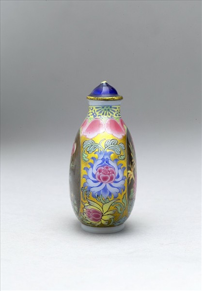 玻璃胎畫琺瑯花卉紋鼻煙壺