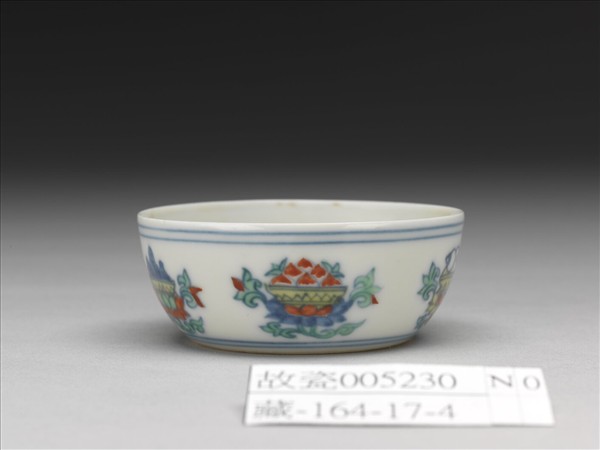 鬥彩蓮托五珍寶紋杯