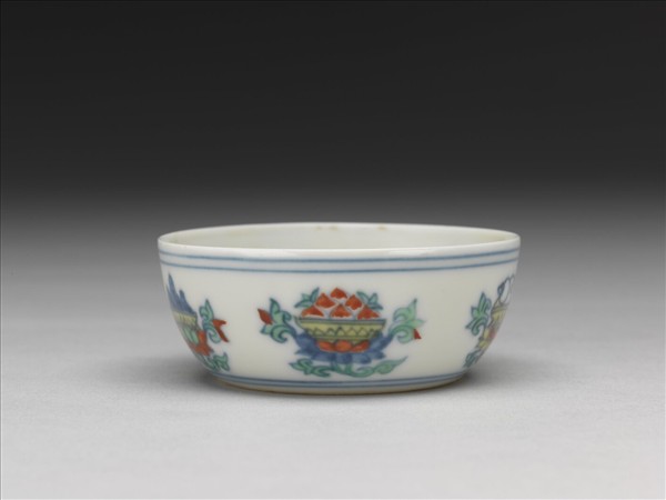 鬥彩蓮托五珍寶紋杯